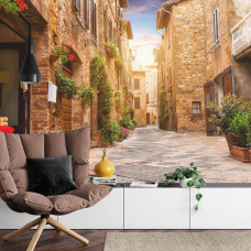 Eine Fototapete mit einer atmosphärischen italienischen Gasse, dargestellt in einem Schlafzimmer.