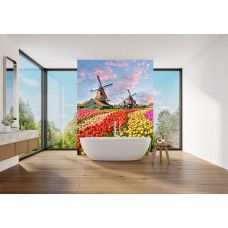Fototapete mit einem farbenfrohen Tulpenfeld in einem modernen Badezimmer.