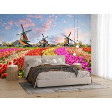 Fototapete mit blühenden Tulpen und historischen Windmühlen in einem modernen Schlafzimmer.