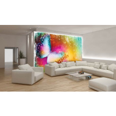 Eine Fototapete mit einem bunten Schmetterling im Kunststil in einem Wohnzimmer.