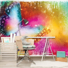 Eine Fototapete mit einem bunten Schmetterling im Kunststil in einem Arbeitszimmer.