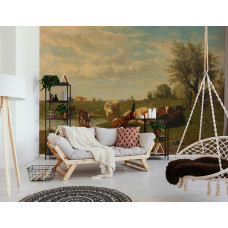 Ein Wohnzimmer mit einer Fototapete mit einer malerischen Landschaft von Kühen, die auf einer Wiese grasen, inspiriert von dem Gemälde von Gerard Bilders aus 1860-1865.