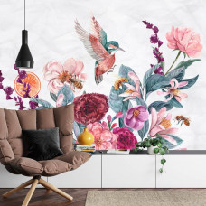 Fototapete mit Kolibris und Bienen auf Blumen in einem Wohnzimmer.