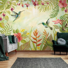 Eine Fototapete von Kolibris im Dschungel mit einem Naturthema in einem Wohnzimmer.