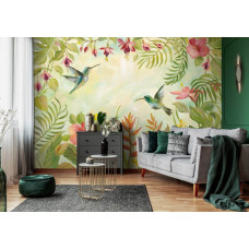 Eine Fototapete von Kolibris im Dschungel mit einem exotischen Design in einem stilvollen Wohnzimmer.