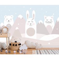Eine Fototapete von einem Kaninchen, einer Katze und einem Teddybär mit pastellfarbenen Bergen in einem sanften Babyzimmer.