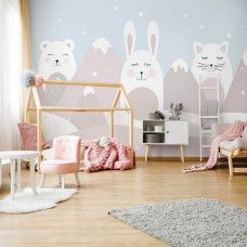 Eine Fototapete von einem Kaninchen, einer Katze und einem Teddybär mit pastellfarbenen Bergen in einem ruhigen Babyzimmer.