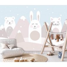 Eine Fototapete von einem Kaninchen, einer Katze und einem Teddybär mit pastellfarbenen Bergen im Kinderzimmer-Stil.