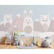 Eine Fototapete von einem Kaninchen, einer Katze und einem Teddybär mit pastellfarbenen Bergen in einem Kinderzimmer.