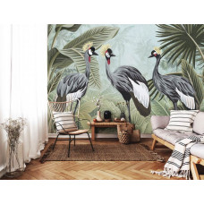Eine Fototapete mit Kranichen in einer Dschungelumgebung im Vliestapetenstil für ein Wohnzimmer.