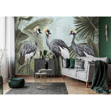 Eine Fototapete mit Kranichen in einem tropischen Wohnzimmer.