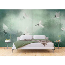 Eine Fototapete mit Kranichen in einem nebligen Wald in einem Schlafzimmer mit Airtex Vliestapete.