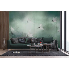 Eine Fototapete mit Kranichen in einem nebligen Wald in einem Wohnzimmer.