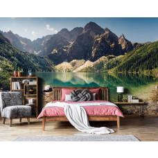 Fototapete eines kristallklaren Bergsees in der Natur, ideal für ein Schlafzimmer, das eine beruhigende Atmosphäre ausstrahlt.Fototapete eines kristallklaren Bergsees in der Natur, ideal für ein Vliestapeten-Schlafzimmer mit Bergblick.