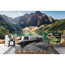 Fototapete eines kristallklaren Bergsees in der Natur, mit Bergen im Hintergrund für ein Jugendzimmer. .