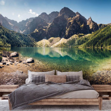 Fototapete eines kristallklaren Bergsees, mit einem Naturblick auf Berge und Wasser. .