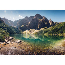 Fototapete eines kristallklaren Bergsees in der Natur, ideal für das Wohnzimmer mit einer beruhigenden und natürlichen Wirkung..