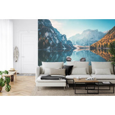 Ein stimmungsvolles Bild eines Bergsees in Südtirol mit natürlichen Akzenten, perfekt für ein Wohnzimmer.