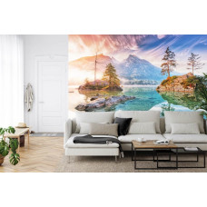 Ein naturgetreues Fototapete des Lake Hintersee mit einer friedlichen Ausstrahlung, geeignet für ein Wohnzimmer.