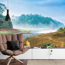 Eine inspirierende Fototapete eines nebligen Waldes mit einer heiteren Atmosphäre, ideal für ein Wohnzimmer.