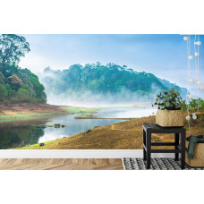 Eine stimmungsvolle Fototapete einer Landschaft mit einem nebligen Wald und natürlichen Elementen, ideal für eine Küche.