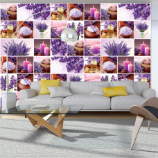 Eine Fototapete einer Spa-ähnlichen Collage mit Lavendel und Kerzen im Wohnzimmer.