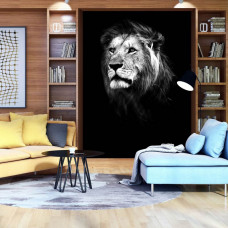 Eine Fototapete mit einem vertikalen Bild eines Löwen in Schwarz-Weiß, ideal für ein ruhiges Schlafzimmer.