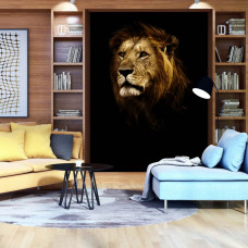 Eine Fototapete mit einem vertikalen Bild eines Löwen auf schwarzem Hintergrund, passend für ein modernes Wohnzimmer.