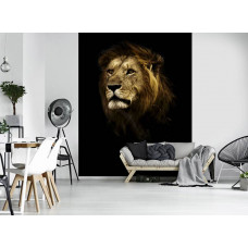 Eine Fototapete mit einem vertikalen Bild eines Löwen auf schwarzem Hintergrund in einem stilvollen Wohnzimmer.