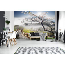 Eine Fototapete mit einer Frühlingslandschaft mit Bergen und Bäumen, zu sehen im Wohnzimmer.