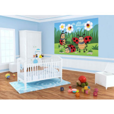 Eine Fototapete mit roten Marienkäfern auf bunten Blumen, ideal für ein Kleinkindzimmer.