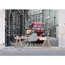 Eine Fototapete eines ikonischen Londoner Busses, die eine urbane Atmosphäre in einem Büro schafft.