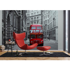 Eine Fototapete eines Londoner Busses auf einer belebten Straße, perfekt für einen lebendigen Look in einem Wohnzimmer.