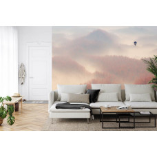 Eine inspirierende Fototapete mit einem Heißluftballon und nebligen Bäumen, perfekt für ein Wohnzimmer.