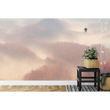 Eine Fototapete mit einem Heißluftballon, der über einem nebligen Wald schwebt, perfekt für ein Büro.