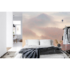 Eine mystische Fototapete mit einem Heißluftballon in einer nebligen Waldlandschaft, ideal für ein Schlafzimmer.