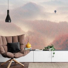 Eine stimmungsvolle Fototapete mit einem Heißluftballon über einer Waldlandschaft, geeignet für ein Wohnzimmer.