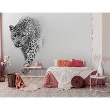 Eine Fototapete mit einem Leoparden in natürlicher Umgebung in einem ruhigen Schlafzimmer.