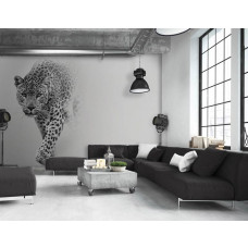 Eine Fototapete mit einem Leoparden in natürlicher Umgebung, ideal für ein stimmungsvolles Wohnzimmer.