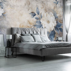 Eine Fototapete mit luxuriöser Blumenpracht von Blumen auf einer Betonwand im Schlafzimmer.