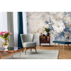 Eine Fototapete mit luxuriöser Blumenpracht von Blumen auf einer Betonwand im Wohnzimmer.