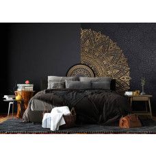 Ein Fototapete mit einer luxuriösen goldenen Mandala im Schlafzimmer, bei dem die raffinierten Linien und metallischen Goldakzente eine ruhige und stilvolle Atmosphäre schaffen.