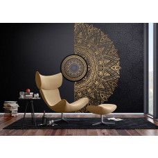 Ein Fototapete mit einer luxuriösen goldenen Mandala im Wohnzimmer, bei dem die symmetrischen Formen und warmen Goldtöne eine schicke und beruhigende Atmosphäre schaffen.