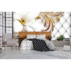 Eine Fototapete mit einem Gold- und Silberblumenmuster für das Schlafzimmer.