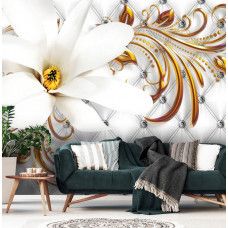 Eine Fototapete mit einem luxuriösen Muster mit Gold- und Silberblumen für das Wohnzimmer.