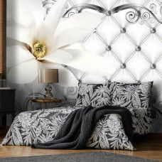 Eine Fototapete mit einem luxuriösen silbernen Blumenmuster in abstraktem Kunstdesign für das Schlafzimmer.