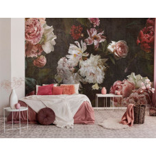 Eine luxuriöse Fototapete mit klassischen Rosen und Pfingstrosen, speziell für ein Schlafzimmer entworfen.
