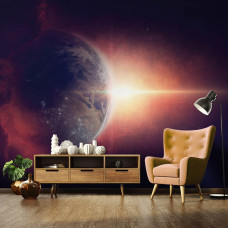 Eine Fototapete mit einer galaktischen Erde und Sternenhimmel, speziell für ein Wohnzimmer.