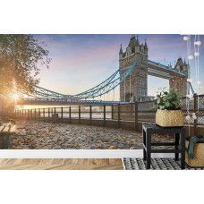 Eine Fototapete mit einem schönen Blick auf die Tower Bridge, abgebildet in einem Esszimmer.