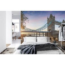 Eine Fototapete mit einem atmosphärischen Blick auf die Tower Bridge in einer friedlichen Umgebung, abgebildet in einem Schlafzimmer.